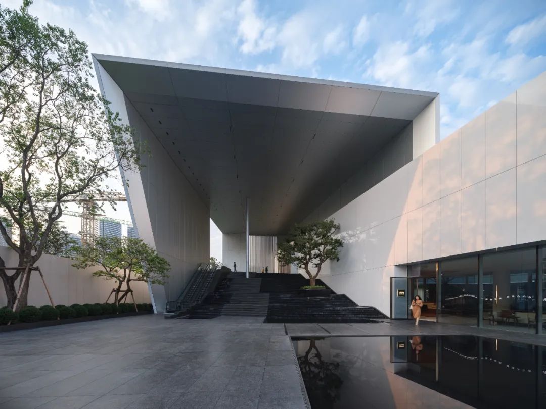公園中的美術(shù)館：超白玻璃+鋁板的外立面設計，簡潔的美感。